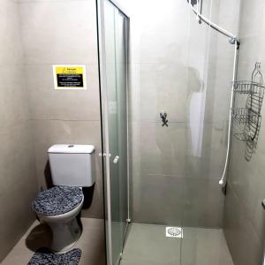 皮涅拉Morada Flores de Alaíde - Pinheira的一间带卫生间和玻璃淋浴间的浴室