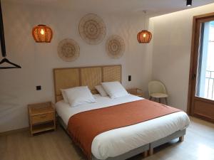 旺德尔港Intense Boutik-Hôtel的一间卧室设有一张大床,墙上有些灯光