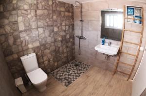 大加那利岛拉斯帕尔马斯La casa de la playa的一间带卫生间和水槽的浴室