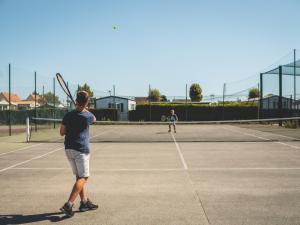 朗迪夫利耶莱斯格兰斯露营酒店的两人在网球场打网球