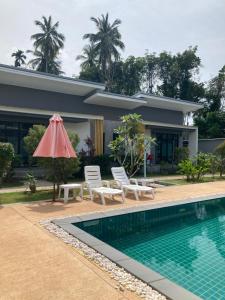 蔻立Oneandaman Resort的一座带游泳池和房子的别墅