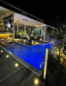 SavanetaBeautiful house in Sabana Basora Aruba!的夜间蓝色海水游泳池