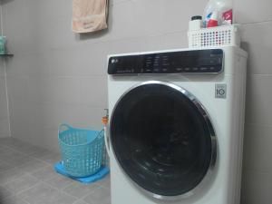 首尔kbook9的洗衣房内的洗衣机,备有篮子