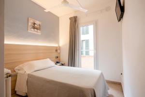 马翁欧洲酒店的一间卧室设有一张床和一个窗口