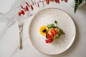 切塞纳蒂科Hotel Lalla Beauty & Relax的桌子上一盘带叉子的食物