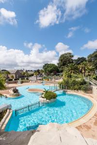 圣马洛Camping Domaine de la Ville Huchet的蓝色海水度假村的游泳池