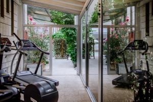 切塞纳蒂科Hotel Lalla Beauty & Relax的健身房,配有两台椭圆机和植物