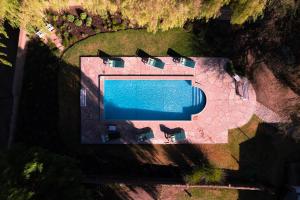 莫利诺斯Hacienda de Molinos Hotel的享有庭院游泳池的顶部景色