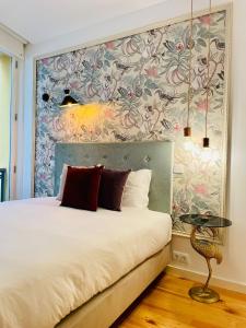 波尔图Oporto Chic & Cozy - Mercadores的一间卧室设有一张床和鲜花墙