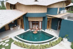 吉利阿尔Villa Tokay - Luxury Private Villas的享有带游泳池的房屋的空中景致