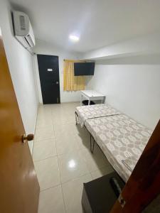 巴兰基亚La Casona 42的小房间设有一张床和一张桌子