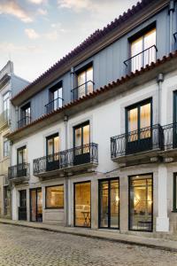 波尔图Saboaria Boutique Hotel Porto的街道上设有窗户和阳台的建筑