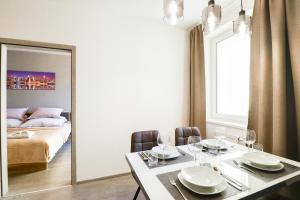 布拉格Apartments / 10 min from center / O2 ARENA的一间带桌子和镜子的用餐室