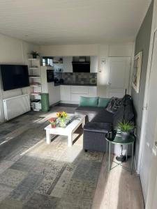 代讷坎普Vakantiewoning Dinkelhofje met gratis linnen的客厅配有沙发和桌子