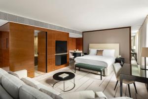 伦敦考莫哈尔金酒店的酒店客房设有床和客厅。