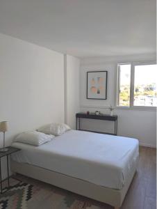 Le Pré-Saint-GervaisAppartement 3 pièces avec parking couvert gratuit.的白色的卧室设有床和窗户