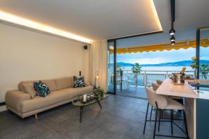 戛纳Palm croisette front de mer1的客厅配有沙发和桌子