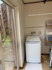 弘前市HIROSAKI清水森はうす的窗户客房内的小洗衣机