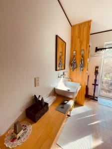 弘前市HIROSAKI清水森はうす的一间带水槽和镜子的浴室