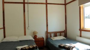 蓬塔阿雷纳斯Casa Bike的一间卧室设有两张床和窗户。