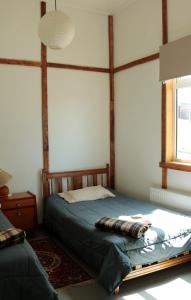 蓬塔阿雷纳斯Casa Bike的一间卧室配有一张木架床