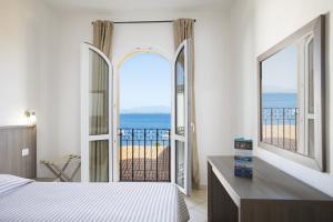 圣安蒂奥科MuMA Hostel的一间卧室配有一张床,享有海景