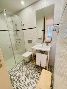 波尔图Oporto Chic & Cozy - Mercadores的一间带水槽、淋浴和卫生间的浴室