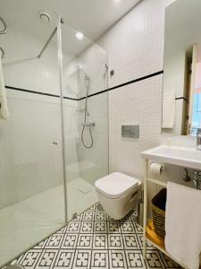 波尔图Oporto Chic & Cozy - Mercadores的带淋浴、卫生间和盥洗盆的浴室
