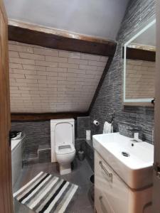 布由德利Riverside 2 bed apartment Bewdley Worcestershire的浴室配有白色卫生间和盥洗盆。