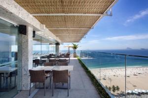 里约热内卢Windsor Leme Hotel的一间享有海滩美景的餐厅