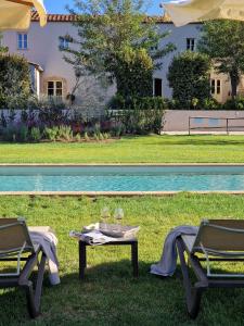 费拉约港Tenuta Santa Caterina的游泳池旁草地上的桌椅