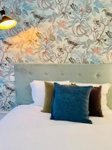 波尔图Oporto Chic & Cozy - Mercadores的一间卧室配有一张带花卉壁纸的床