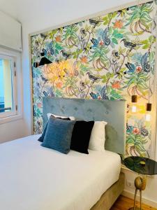 波尔图Oporto Chic & Cozy - Mercadores的一间卧室配有一张带花卉墙壁的床