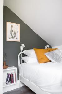 皮克顿Downtown Picton 2-Bedroom Boho Suite!的卧室配有白色床和黑色墙面