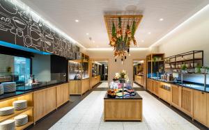 奥泊维森塔尔埃尔达斯度假公寓式酒店的一间提供自助餐的餐厅,展示着各种美食