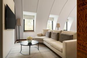 伦敦考莫哈尔金酒店的客厅配有沙发和桌子