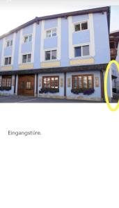 巴德伊舍Modern Apartment in the City Center of Bad Ischl的一张建筑的图片,前面有一个黄色圆圈