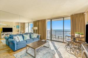 加尔维斯敦Gulf Overlook San Luis Resort 1035的客厅配有蓝色沙发,享有海景
