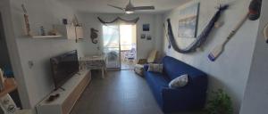 拉曼加戴尔马尔梅纳Apartamento Geminis的客厅配有蓝色的沙发和电视