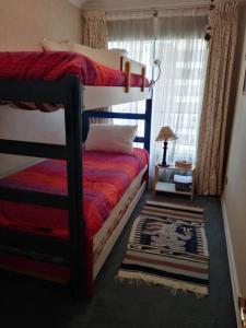 维纳德马Hermoso departamento frente al Mar的卧室配有两张双层床和地毯。