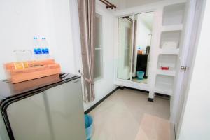 华欣巴恩奥普花园度假屋的一间带冰箱和镜子的小厨房