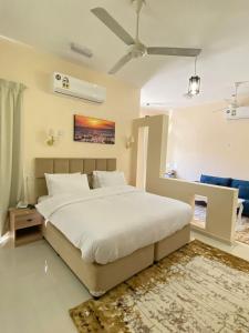 Ghubrat ŢanūfAL shoroq Green Resort的卧室设有一张白色大床和天花板