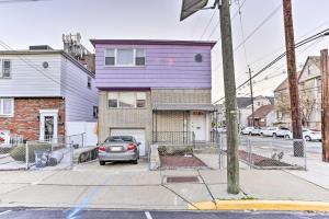 泽西市Ideally Located Jersey City Home, 8 Mi to NYC的一座紫色的房子,前面有一辆汽车