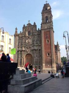 墨西哥城Departamento 101 La Santisima的一座古老的教堂,人们站在教堂前
