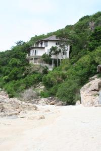 涛岛KOH TAO Villa les pieds dans l'eau的海滩旁山顶上的房子