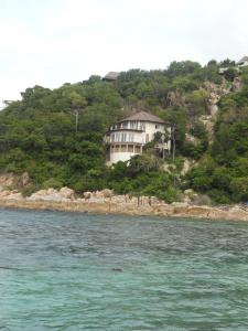 涛岛KOH TAO Villa les pieds dans l'eau的水边山顶上的房子