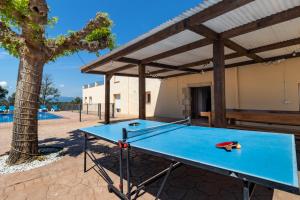 LlambillasCan Bugantó amplia casa con piscina y jardín的天井上种有树的乒乓球桌