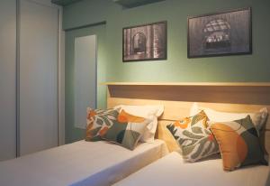 圣保罗XBase Studio Parque Augusta-Higienópolis Mackenzie的卧室配有两张床,墙上挂有两张照片