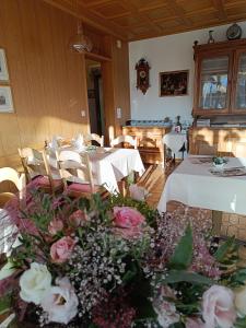 锡格里斯维尔阿德勒酒店的用餐室配有鲜花桌