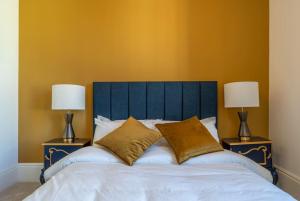 荷尼湾Stylish Beachfront Apartment, Sweeping Ocean Views and Luxury Touches的一间卧室配有一张大床和两盏灯